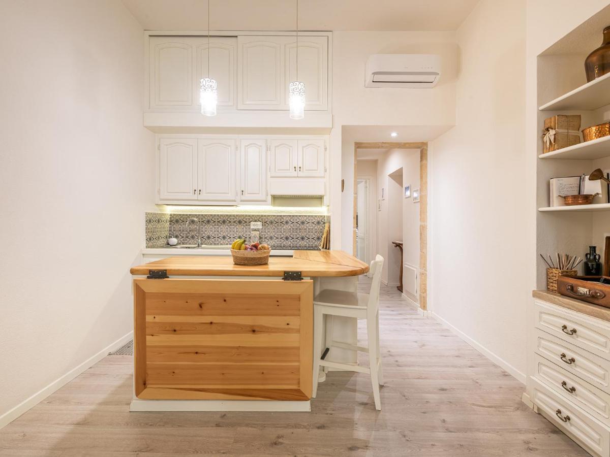 Marco'S Stylish Home In The Heart Of 칼리아리 외부 사진